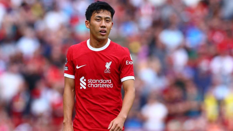 Cầu thủ Endo Wataru vươn mình trong màu áo Liverpool